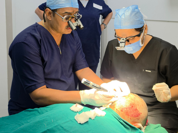 hair-graft-implantation-surgical-workshop-session