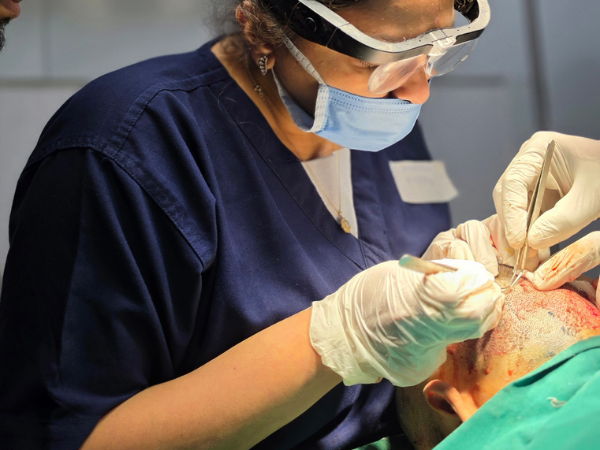 hair-graft-placement-surgeon-clinical-session