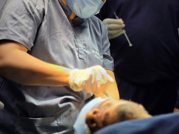 hair-restoration-hands-on-scalp-procedure-demonstration