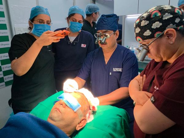hair-restoration-live-procedure-team-learning