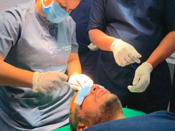 hair-restoration-live-surgery-team-practice
