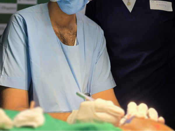 hair-restoration-loupe-assisted-implantation-closeup
