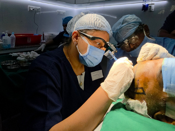 hair-restoration-surgeon-closeup-graft-placement