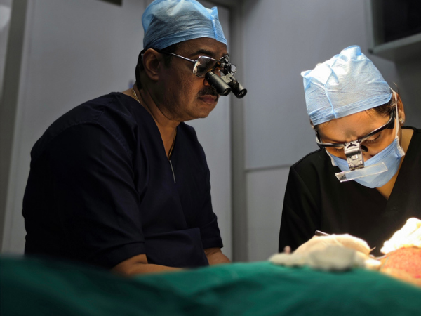 hair-restoration-surgeon-guided-implantation-session