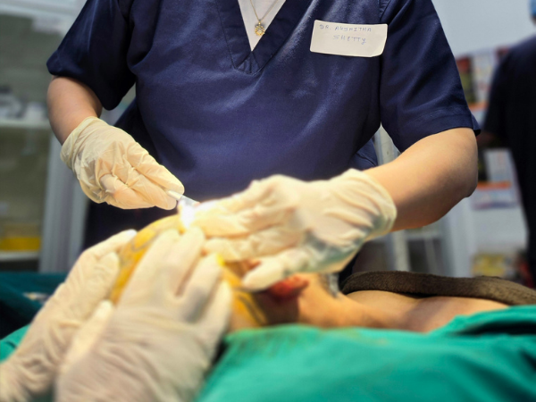 hair-restoration-surgeon-instrument-technique