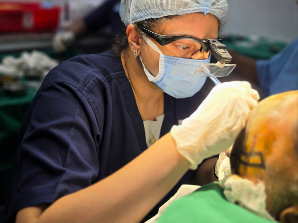 hair-restoration-surgeon-loupe-precision-technique