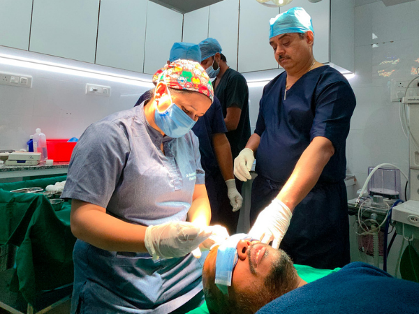 hair-restoration-surgeon-supervised-patient-procedure