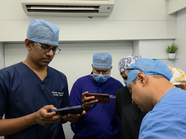 hair-restoration-surgical-team-discussion