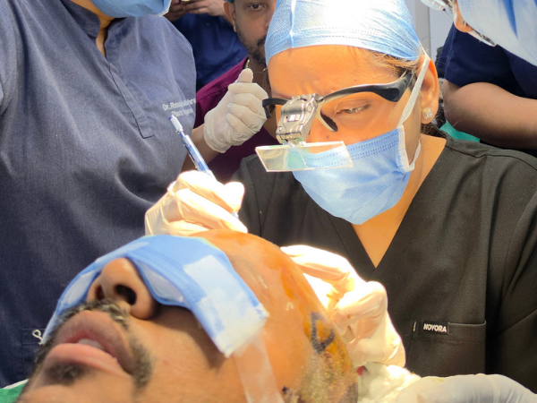 hair-transplant-doctor-loupe-assisted-training