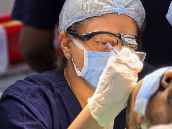 hair-transplant-doctor-loupe-precision-workshop