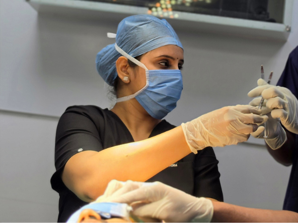 hair-transplant-doctor-syringe-technique-training