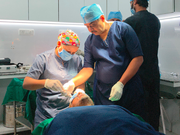 hair-transplant-hands-on-scalp-implantation-practice