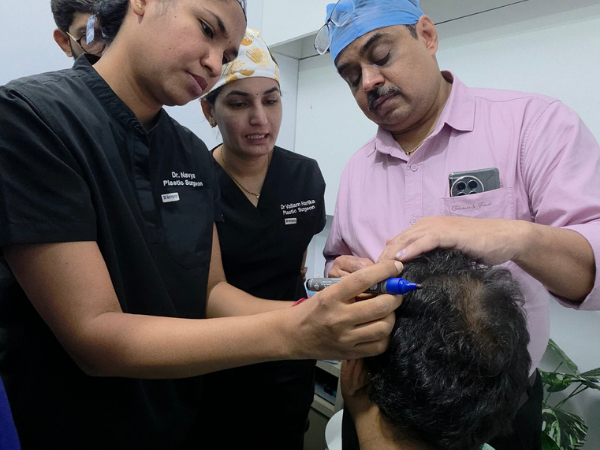 hair-transplant-implantation-demonstration-faculty-trainee