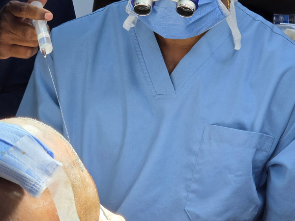 hair-transplant-implanter-pen-recipient-site-close-up-training