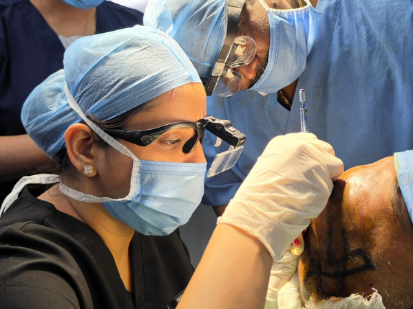 hair-transplant-loupe-assisted-precision-implantation