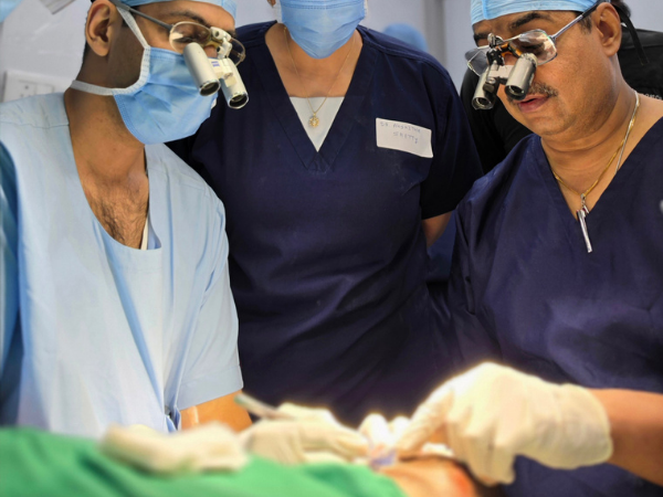 hair-transplant-magnification-loupe-team-procedure