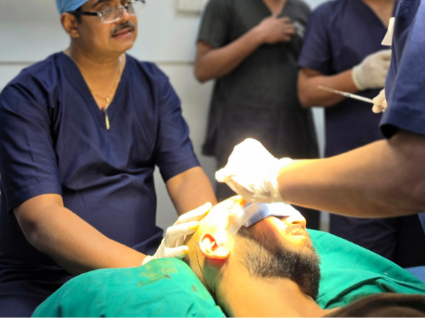 hair-transplant-operating-room-team-learning
