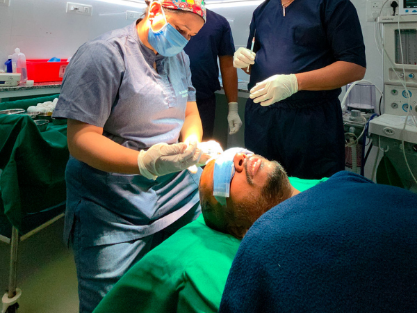 hair-transplant-patient-scalp-treatment-session