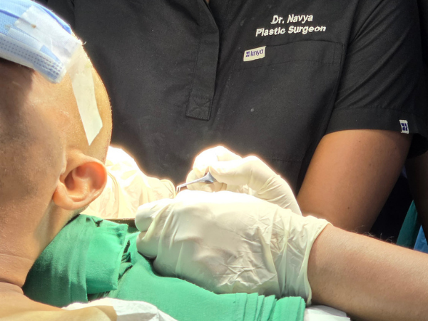 hair-transplant-plastic-surgeon-surgical-loupes-session