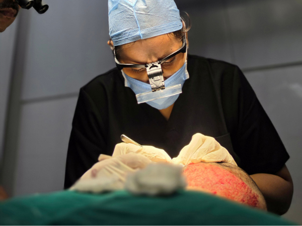 hair-transplant-surgeon-closeup-implantation-training