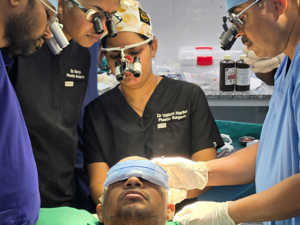 hair-transplant-surgeon-loupes-recipient-site-implantation
