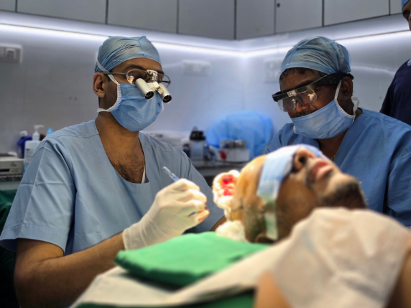 hair-transplant-surgeon-patient-procedure-training