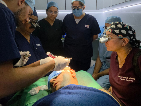 hair-transplant-team-discussion-during-procedure
