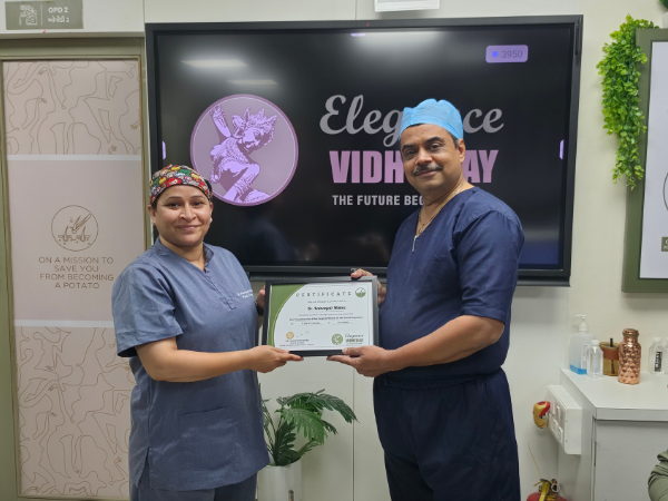 hair-transplant-workshop-certificate-recipient