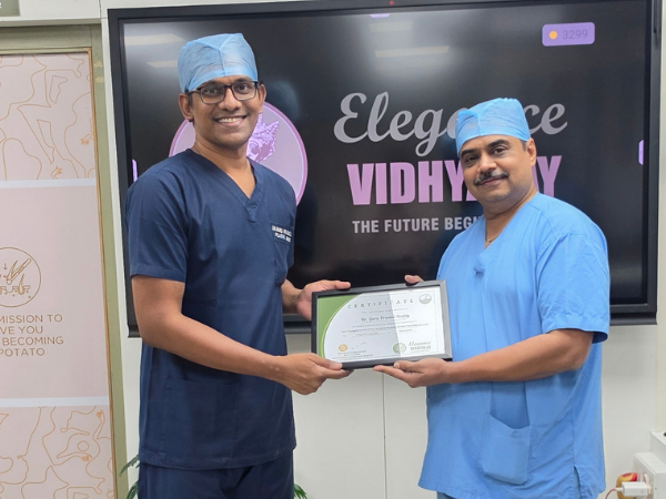 hair-transplant-workshop-participant-receiving-certificate