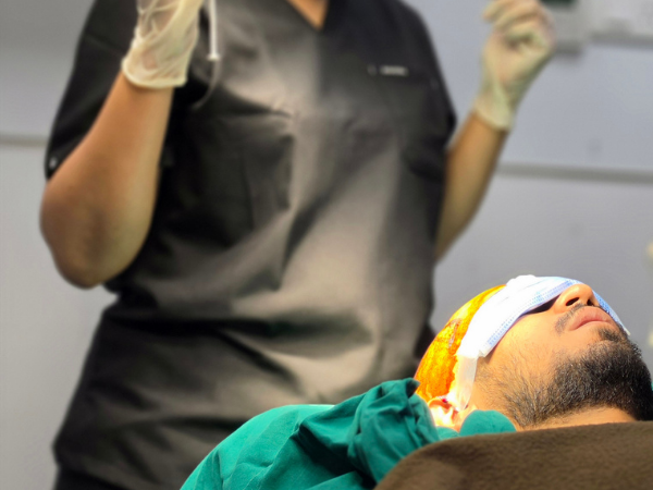hairline-transplant-implantation-pen-demonstration