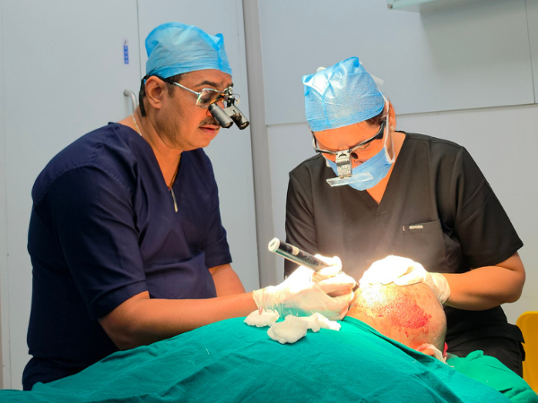 hairline-transplant-loupe-assisted-surgery-training
