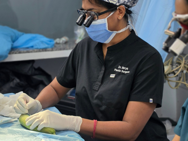 plastic-surgeon-loupes-headlight-hair-graft-preparation-training